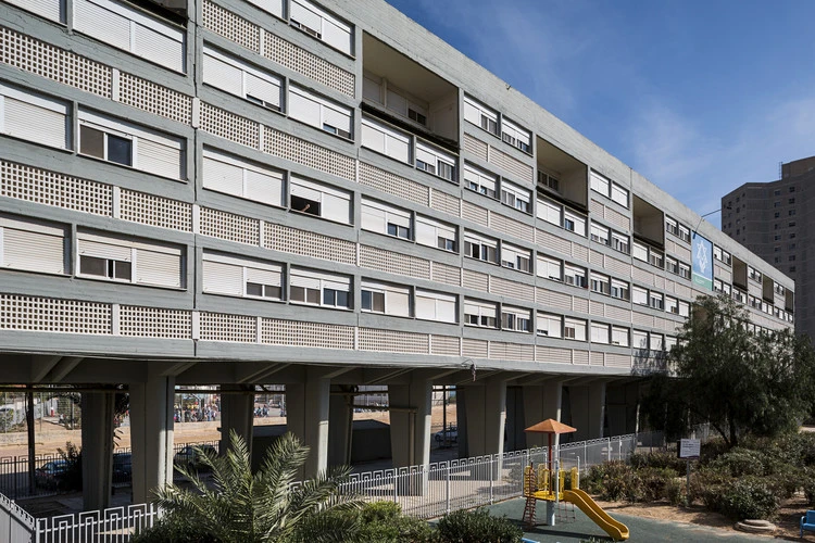 "Quarter Kilometre" Residential Building - Avraham Yaski and Amnon Alexandroni (1958). Image © Stefano Perego
