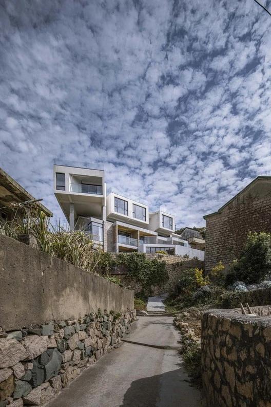 main facade. Image © Weiqi Jin