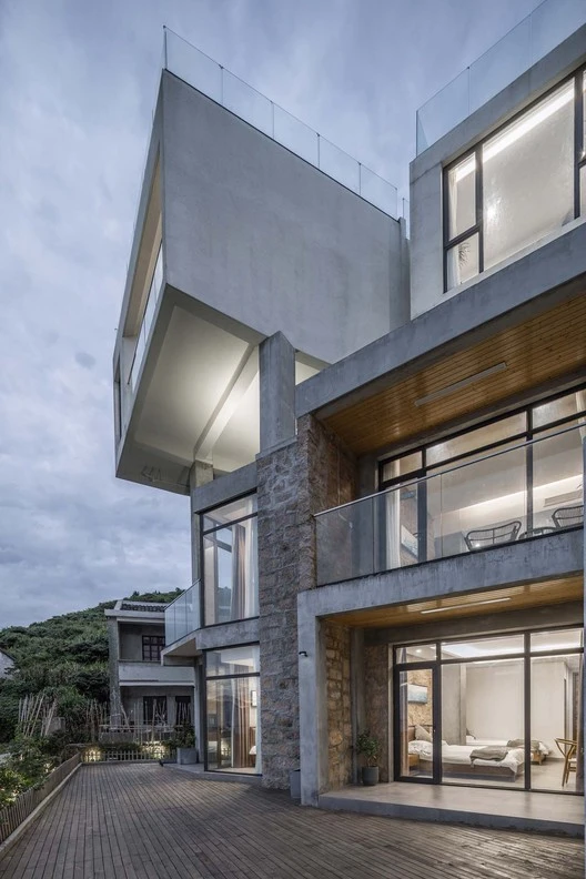 new built cantilever guest room. Image © Weiqi Jin
